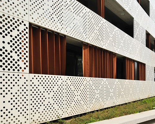 鋁單板幕墻多少錢一平米呢?沈陽幕墻公司告訴您怎樣選擇幕墻鋁單板呢?